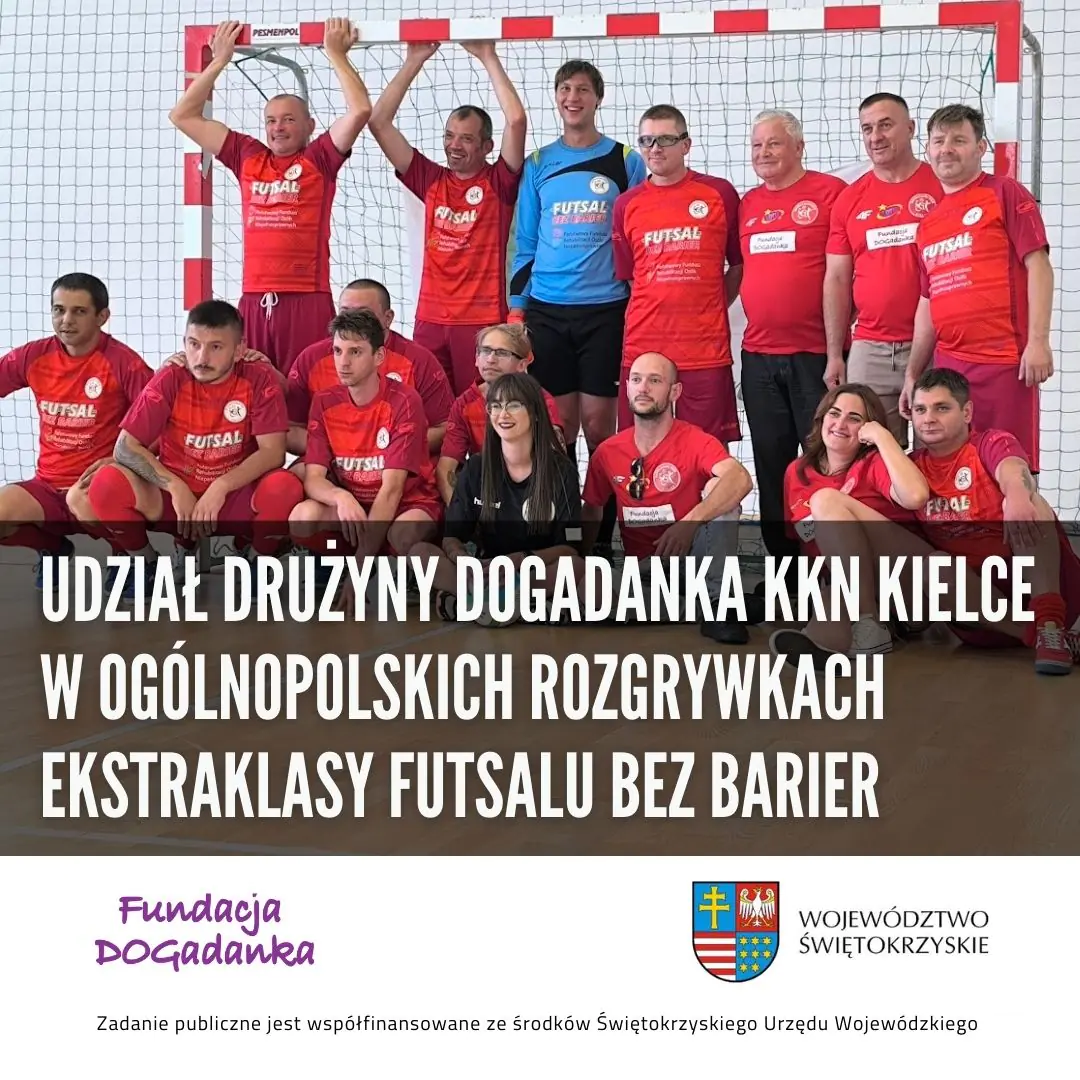 Udział drużyny Dogadanka KKN Kielce w ogólnopolskich rozgrywkach Ekstraklasy Futsalu Bez Barier Grafika przedstawiających drużyne piłkarzy na tle bramki na dole logo Fudacja Dogadanka, herb Województwa Świętokrzyskiego i napisZadanie publiczne jest współfinansowane ze środków Województwa Świętokrzyskiego