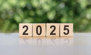 kostki drewniane z cyframi ułożone w roak 2025