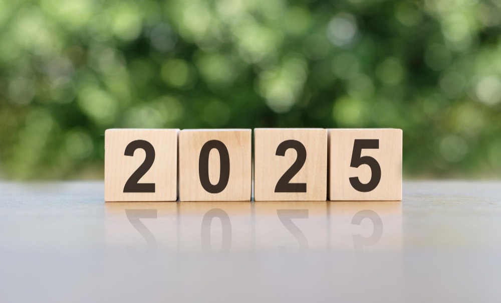 kostki drewniane z cyframi ułożone w roak 2025