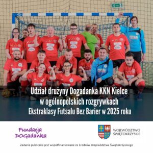 Piłkarze i Piłkarki drużyny Dogadanka KKN Kielce stojący w bramce, pozujący do zdjęcia 
